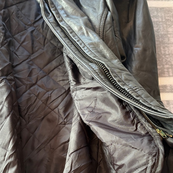 Stylish Black Leather Jacket with Belt - Picture 6 of 9